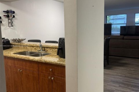 Condo in Doral, Florida, 1 bedroom  № 1944032 - photo 12