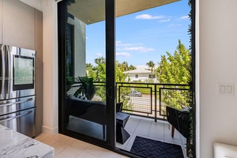 Condo in Miami Beach, Florida, 1 bedroom  № 2013432 - photo 9