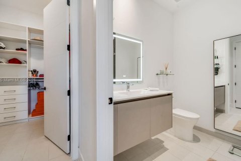 Condo in Miami Beach, Florida, 1 bedroom  № 2013432 - photo 17