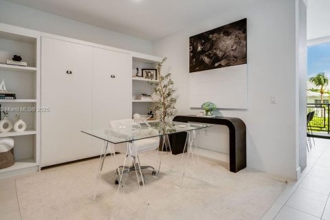 Condo in Miami Beach, Florida, 1 bedroom  № 2013432 - photo 24