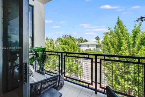 Condo in Miami Beach, Florida, 1 bedroom  № 2013432 - photo 10