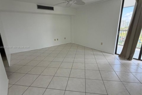 Condo in Aventura, Florida, 2 bedrooms № 2076236 - photo 9