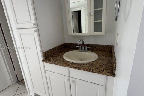 Condo in Aventura, Florida, 2 bedrooms № 2076236 - photo 11