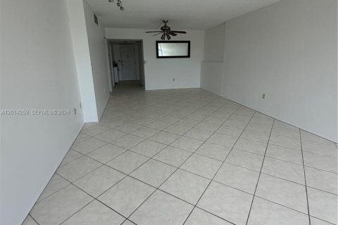 Condo in Aventura, Florida, 2 bedrooms № 2076236 - photo 3