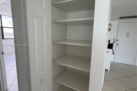 Condo in Aventura, Florida, 2 bedrooms № 2076236 - photo 6