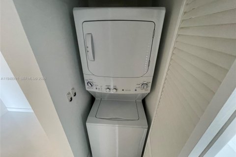 Condo in Miami, Florida, 1 bedroom  № 2004729 - photo 10