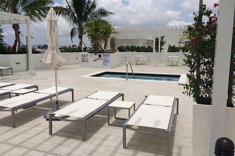 Condo in Miami, Florida, 1 bedroom  № 2004729 - photo 16