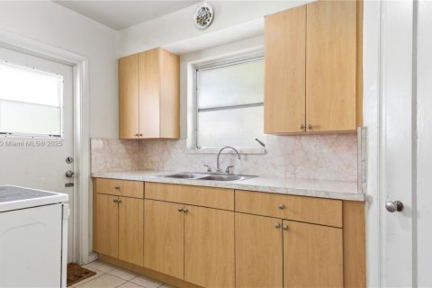 House in Miami, Florida 3 bedrooms, 116.03 sq.m. № 1949710 - photo 11