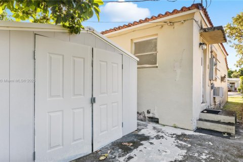 House in Miami, Florida 3 bedrooms, 116.03 sq.m. № 1949710 - photo 23