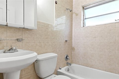 House in Miami, Florida 3 bedrooms, 116.03 sq.m. № 1949710 - photo 19