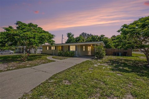 House in Bradenton, Florida 2 bedrooms, 104.79 sq.m. № 2364251