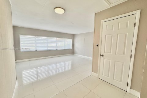 Casa en venta en Hollywood, Florida, 4 dormitorios, 246.01 m2 № 1779639 - foto 11