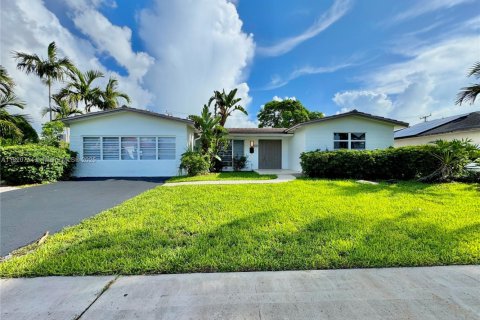 Casa en venta en Hollywood, Florida, 4 dormitorios, 246.01 m2 № 1779639 - foto 1
