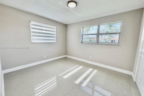 Casa en venta en Hollywood, Florida, 4 dormitorios, 246.01 m2 № 1779639 - foto 16