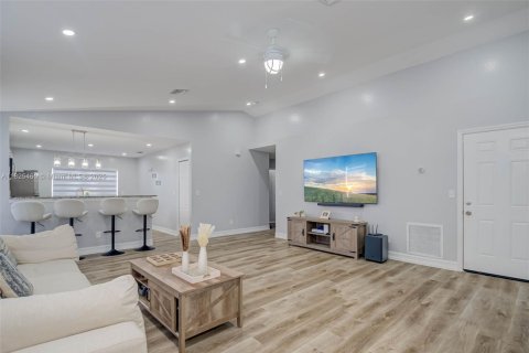 Casa en venta en Fort Myers, Florida, 4 dormitorios, 173.26 m2 № 1936557 - foto 4