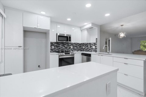 Condominio en venta en Coconut Creek, Florida, 2 dormitorios, 107.4 m2 № 1984439 - foto 7