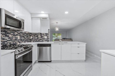 Condominio en venta en Coconut Creek, Florida, 2 dormitorios, 107.4 m2 № 1984439 - foto 1