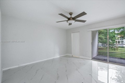 Condominio en venta en Coconut Creek, Florida, 2 dormitorios, 107.4 m2 № 1984439 - foto 10