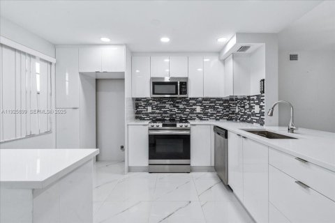 Condominio en venta en Coconut Creek, Florida, 2 dormitorios, 107.4 m2 № 1984439 - foto 6