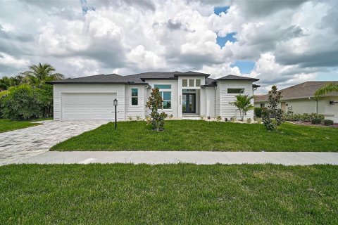 House in North Port, Florida 3 bedrooms, 205.41 sq.m. № 1831347 - photo 2