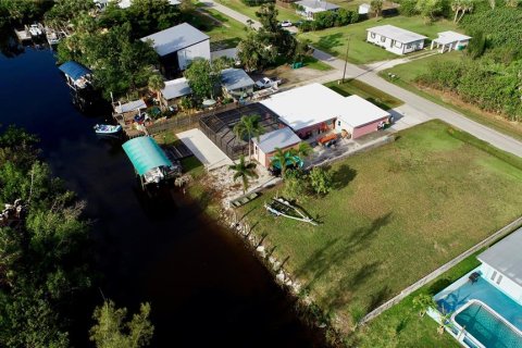 House in Punta Gorda, Florida 3 bedrooms, 157.47 sq.m. № 1819062 - photo 7