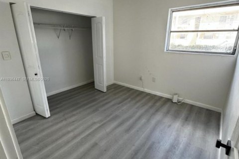 House in Miami, Florida 1 bedroom, 60.01 sq.m. № 1994425 - photo 4