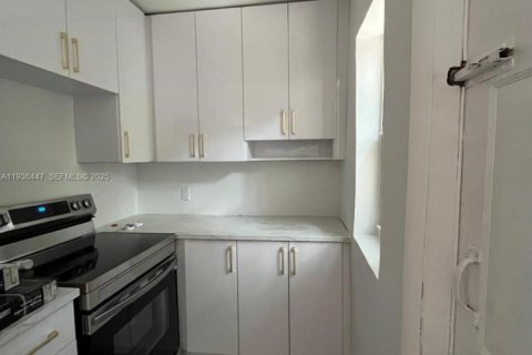 House in Miami, Florida 1 bedroom, 60.01 sq.m. № 1994425 - photo 2