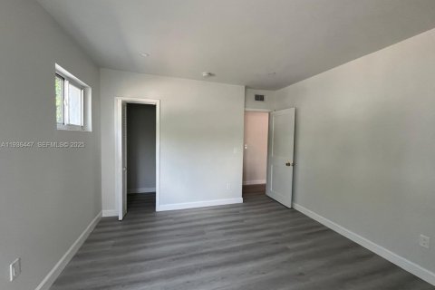 House in Miami, Florida 1 bedroom, 60.01 sq.m. № 1994425 - photo 3