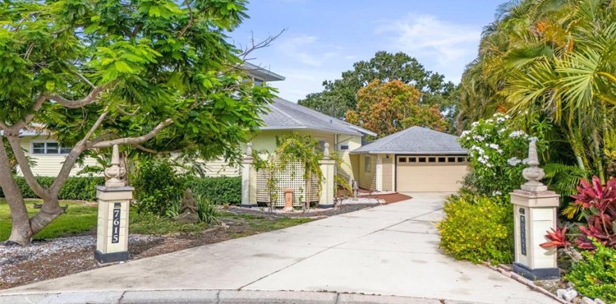 House in Bradenton, Florida 2 bedrooms, 215.07 sq.m. № 1798111