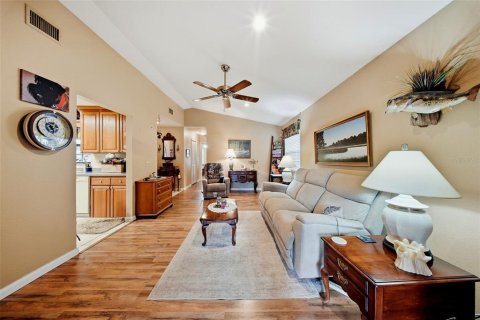 House in Zephyrhills, Florida 3 bedrooms, 121.14 sq.m. № 2287763 - photo 8