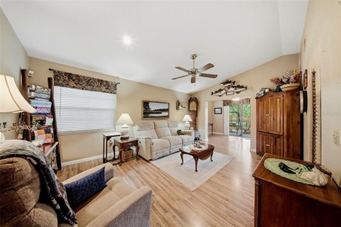 House in Zephyrhills, Florida 3 bedrooms, 121.14 sq.m. № 2287763 - photo 4
