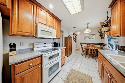 House in Zephyrhills, Florida 3 bedrooms, 121.14 sq.m. № 2287763 - photo 10