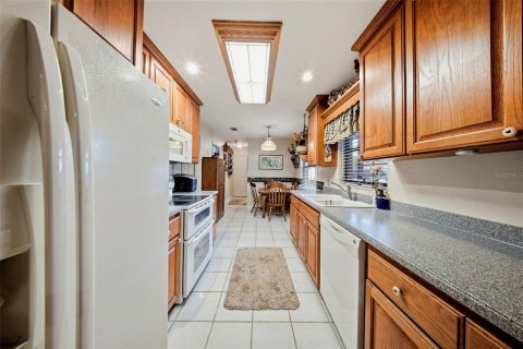 House in Zephyrhills, Florida 3 bedrooms, 121.14 sq.m. № 2287763 - photo 9
