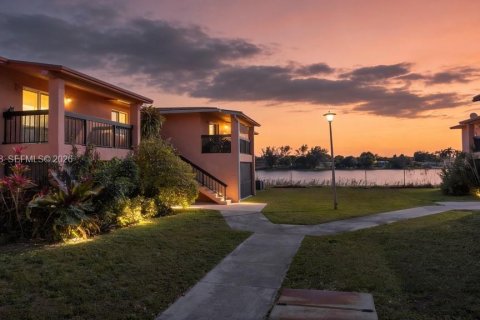 Condominio en Miami, Florida, 2 dormitorios  № 2030522