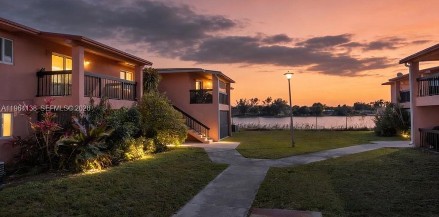 Condominio en Miami, Florida, 2 dormitorios № 2030522