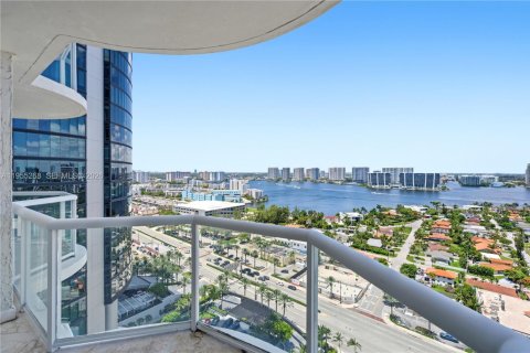 Condo in Sunny Isles Beach, Florida, 2 bedrooms  № 2077504 - photo 15