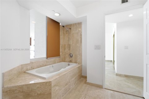 Condo in Sunny Isles Beach, Florida, 2 bedrooms  № 2077504 - photo 10