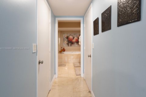Condo in Hallandale Beach, Florida, 2 bedrooms  № 2402442 - photo 14