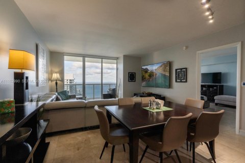 Condo in Hallandale Beach, Florida, 2 bedrooms  № 2402442 - photo 22