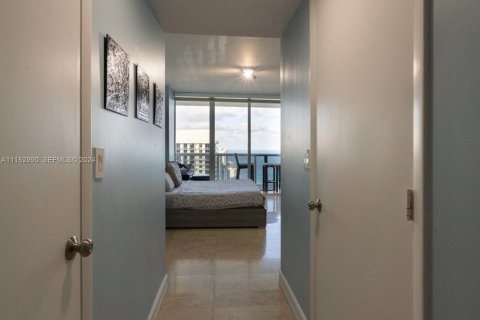 Condo in Hallandale Beach, Florida, 2 bedrooms  № 2402442 - photo 20