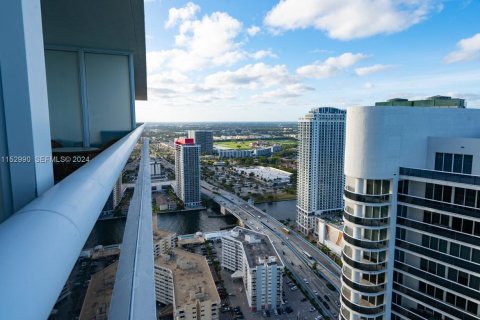 Condo in Hallandale Beach, Florida, 2 bedrooms  № 2402442 - photo 9