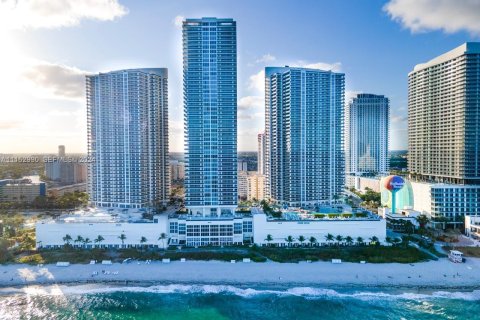Condo in Hallandale Beach, Florida, 2 bedrooms  № 2402442