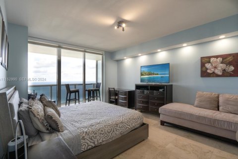 Condo in Hallandale Beach, Florida, 2 bedrooms  № 2402442 - photo 17