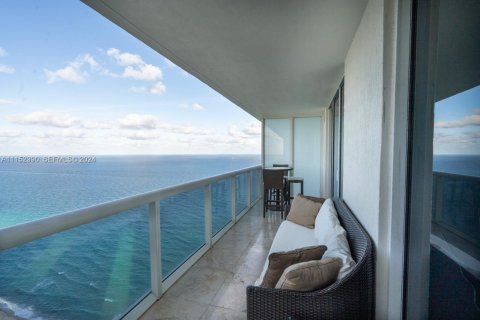 Condo in Hallandale Beach, Florida, 2 bedrooms  № 2402442 - photo 12
