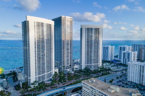 Condo in Hallandale Beach, Florida, 2 bedrooms  № 2402442 - photo 6