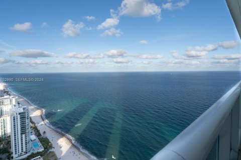 Condo in Hallandale Beach, Florida, 2 bedrooms  № 2402442 - photo 8