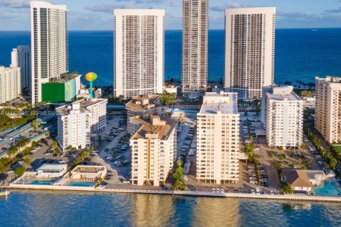 Condo in Hallandale Beach, Florida, 2 bedrooms  № 2402442 - photo 7