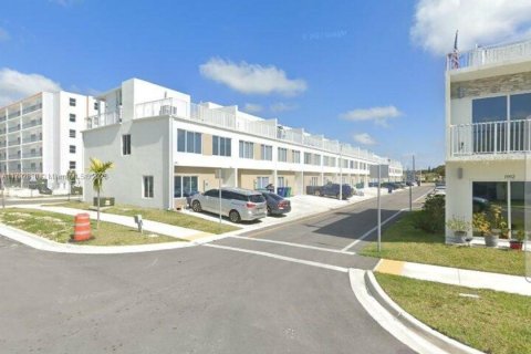 Townhouse in Homestead, Florida 4 bedrooms, 133.22 sq.m. № 1661386 - photo 4
