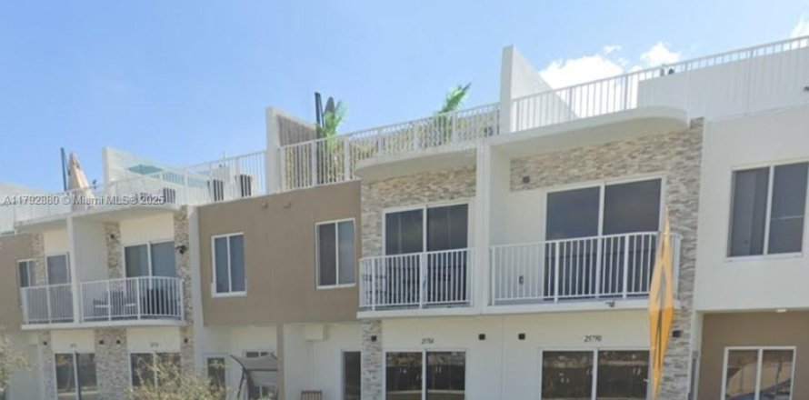 Townhouse in Homestead, Florida 4 bedrooms, 133.22 sq.m. № 1661386