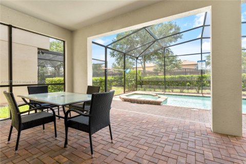 Villa ou maison à vendre à Kissimmee, Floride: 7 chambres, 307.88 m2 № 1799109 - photo 3